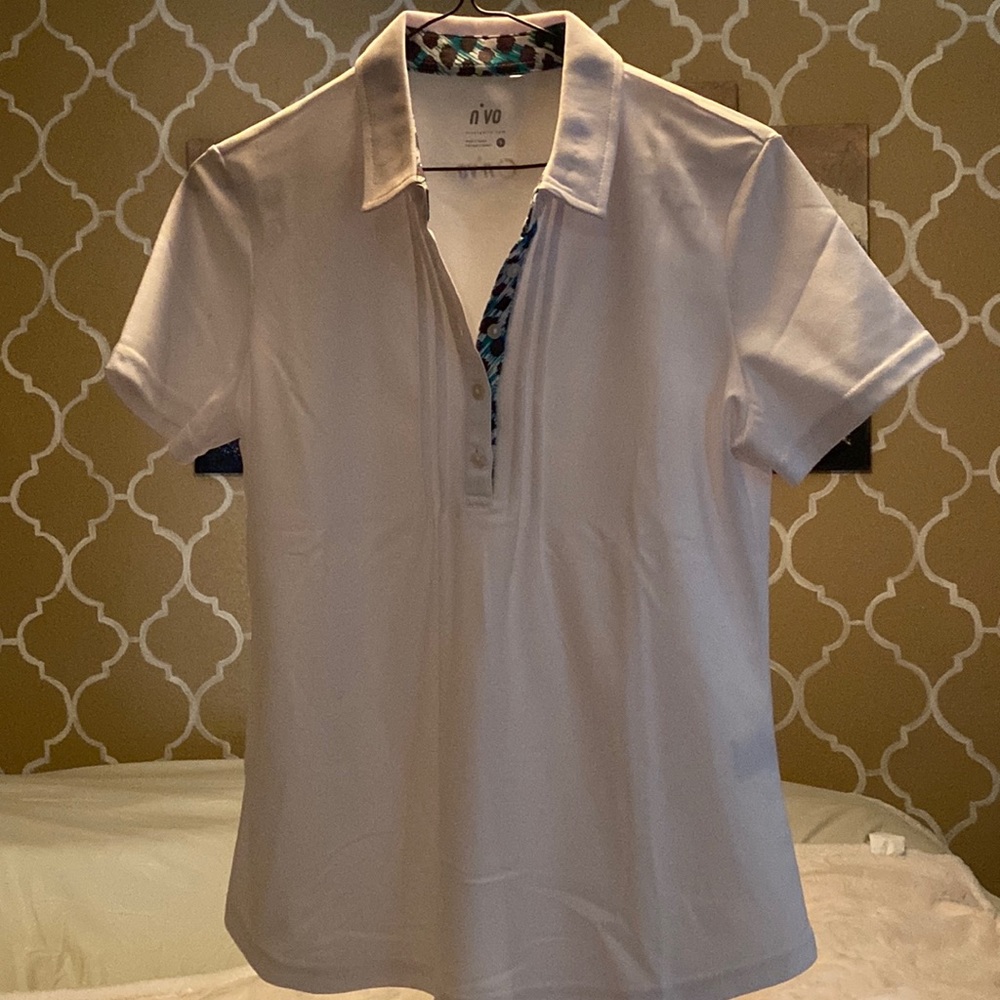 NIVO essential short-sleeved polo top.